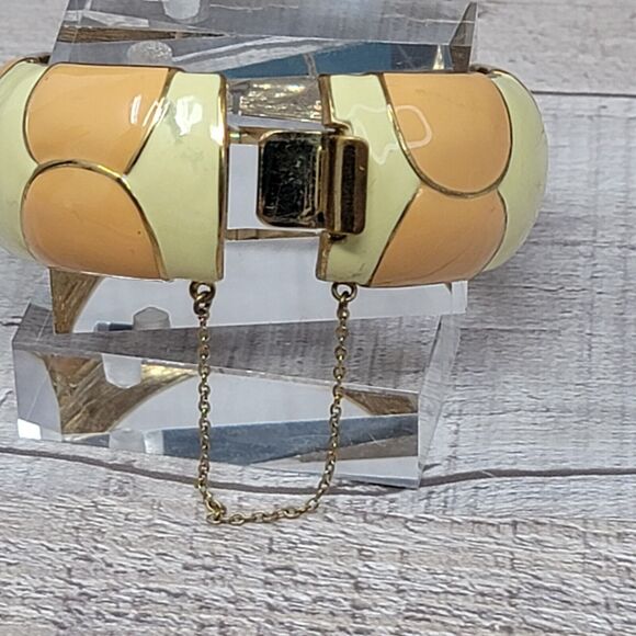 Bracelet Closionne Style Enamel Goldtone J. Crew Peach Cream Hinged Safety Clasp - Picture 6 of 7